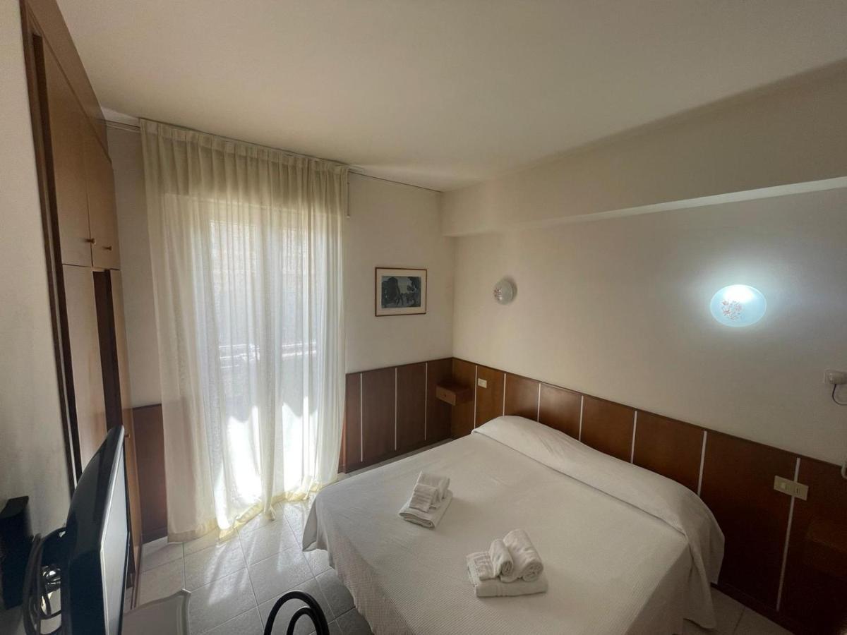 Hotel Metropol ペザロ エクステリア 写真