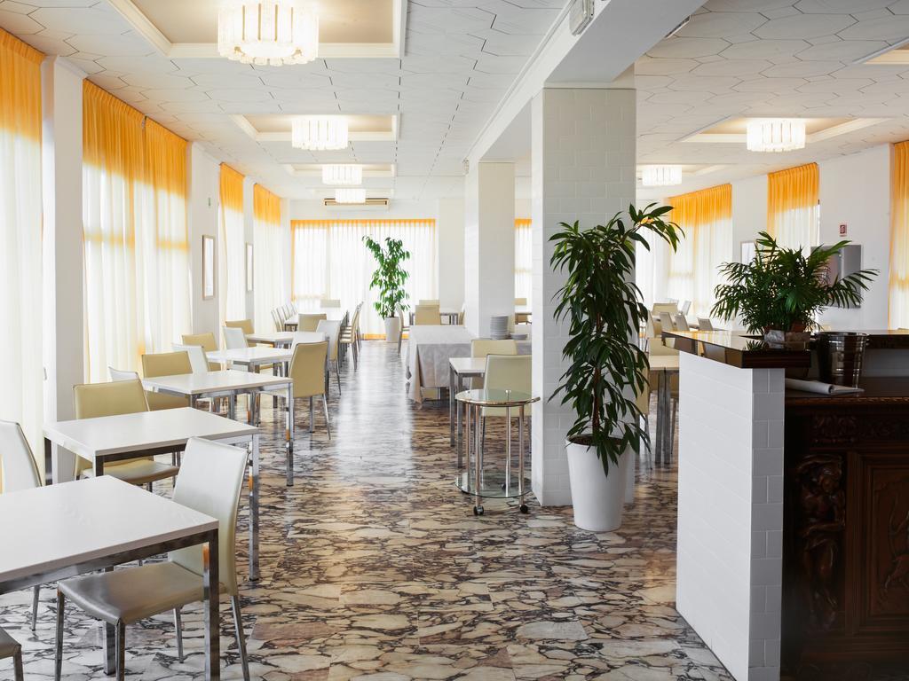 Hotel Metropol ペザロ エクステリア 写真